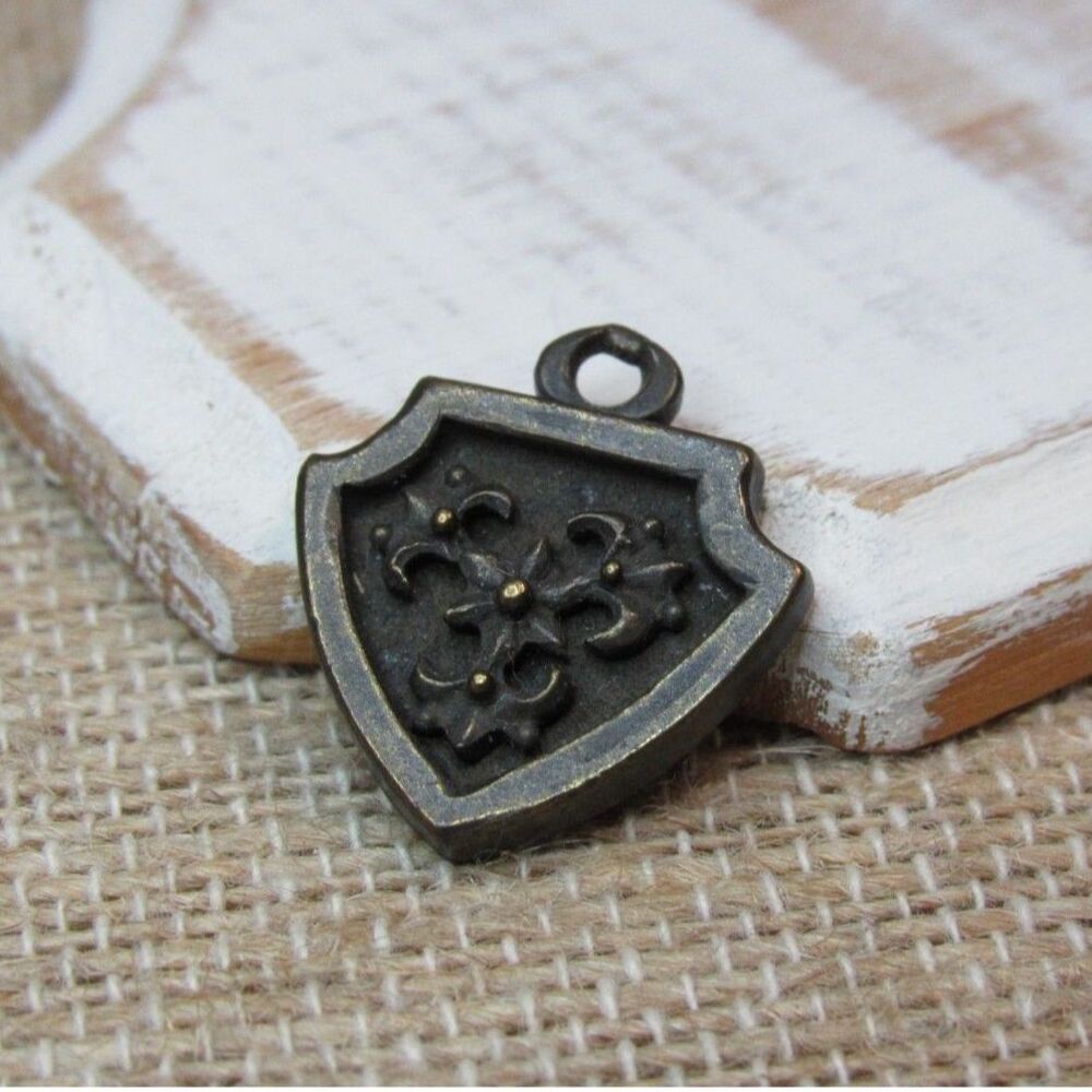 🛡️ Authentic Signed Roxanne Assoulin Heraldic Shield Pendant 🛡️
